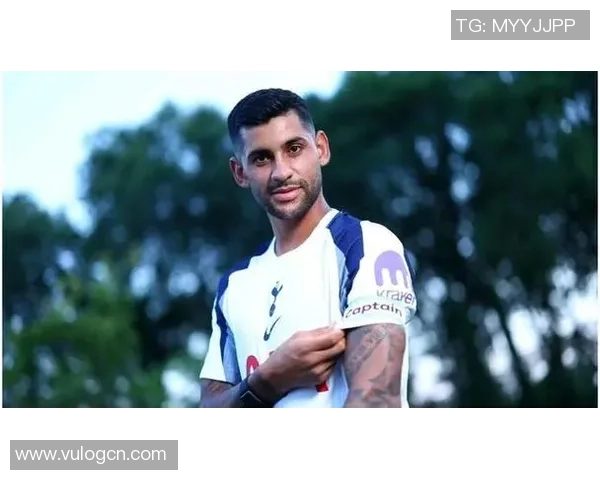 大叔足球明星帅气照片展现成熟魅力与运动风范的完美结合